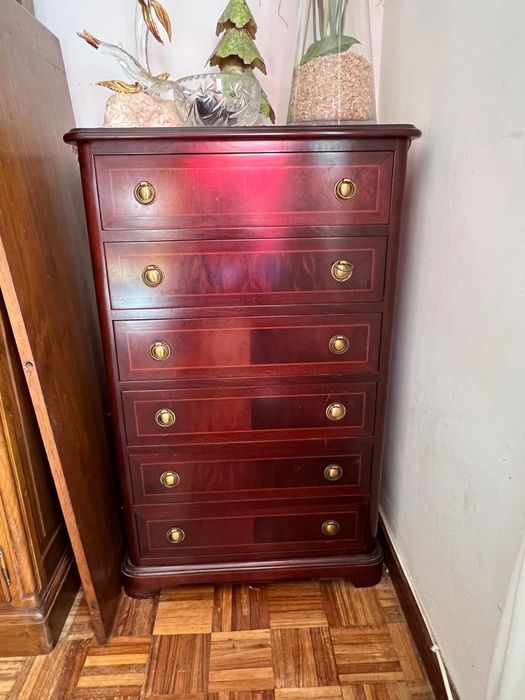 Cómoda clássica em madeira – excelente estado