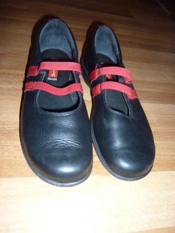 Sapatos pretos / sabrinas em pele