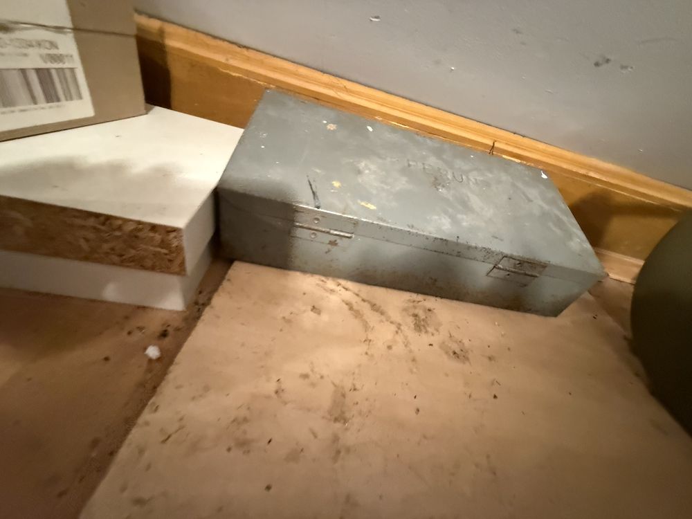 Zestaw kluczy płaskich PRL w metalowej skrzynce