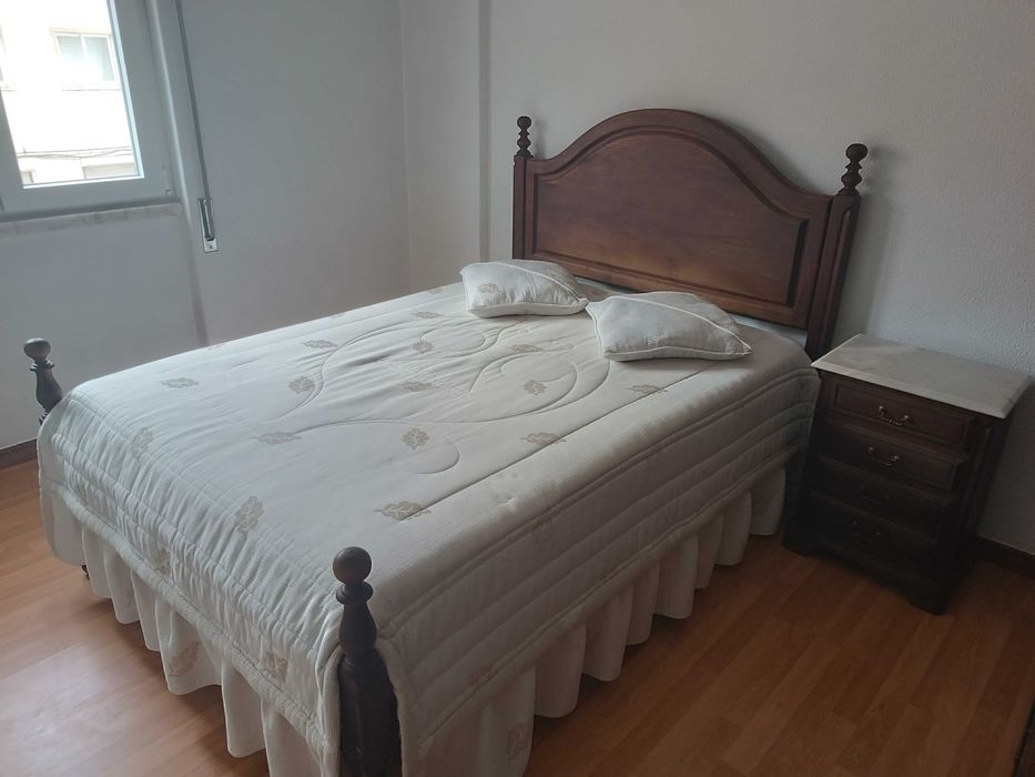 Cama, roupeiro e mesinha de cabeceira