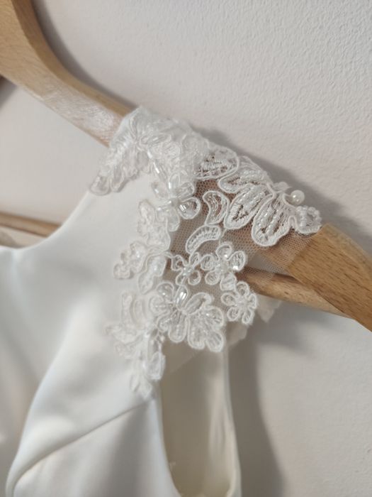 Gładka suknia ślubna że zdobionymi plecami r. 34/36