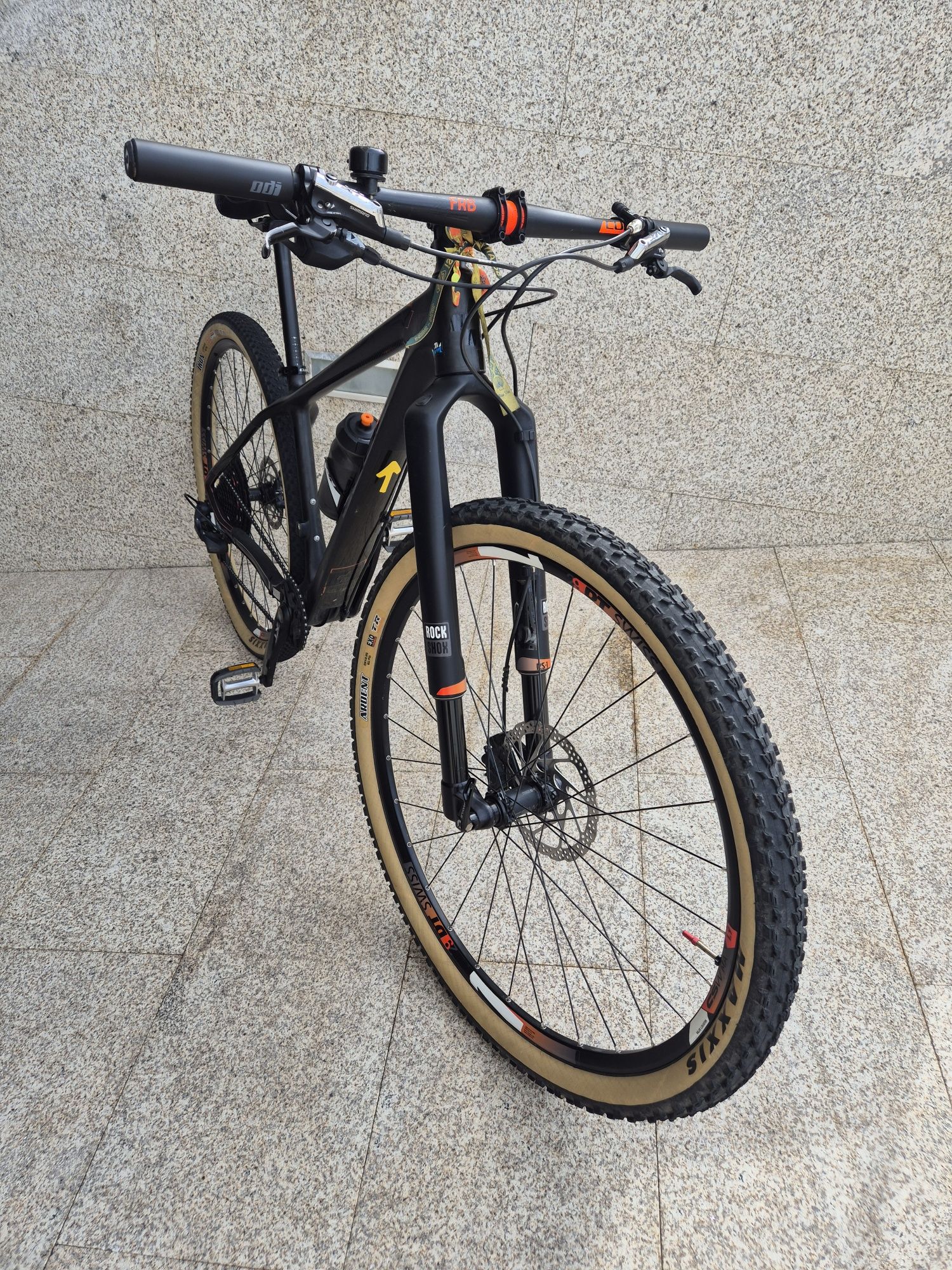 Bicicleta CUBE carbono