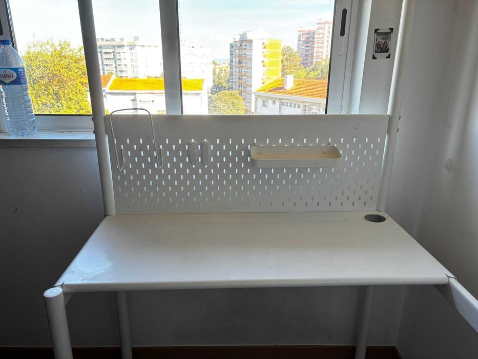 Cama alta IKEA "VITVAL" com módulo de secretária instalado