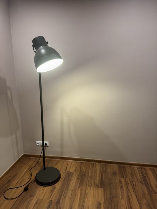 Lampa stojąca (podłogowa)