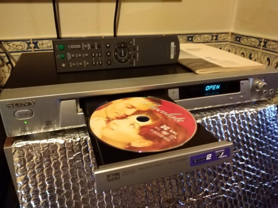 Leitor de DVD's e cds Sony com comando