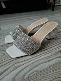 Buty, na obcasie, klapki, nowe, z diamencikami, kryształkami, srebrne