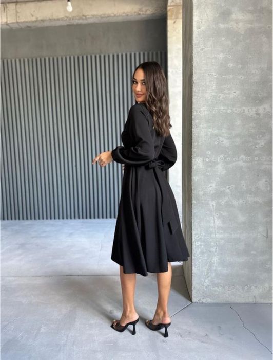 Чорна сукня з перекрутом