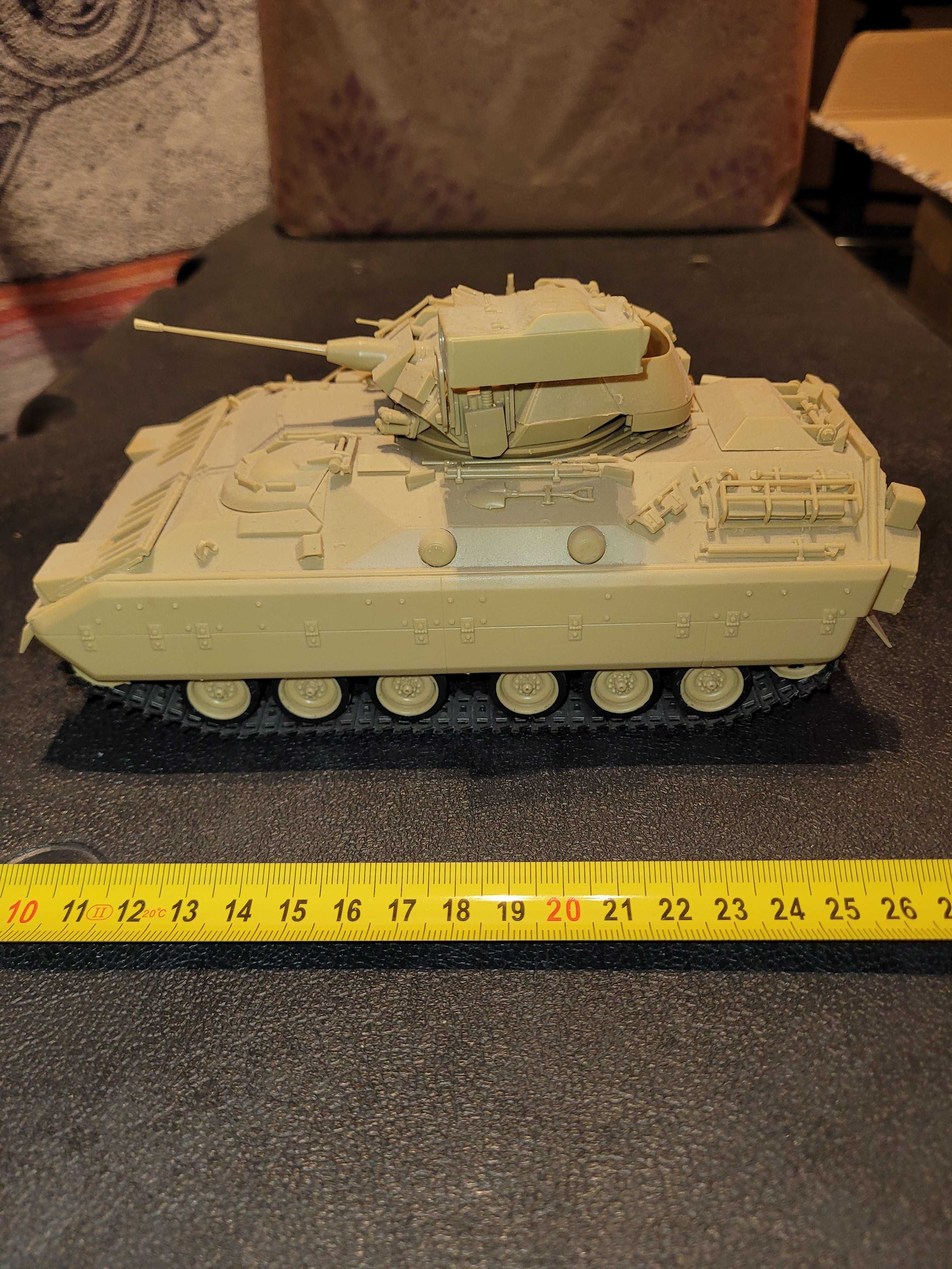 Model amerykańskiego gąsienicowego wozu bojowego M2 BRADLEY