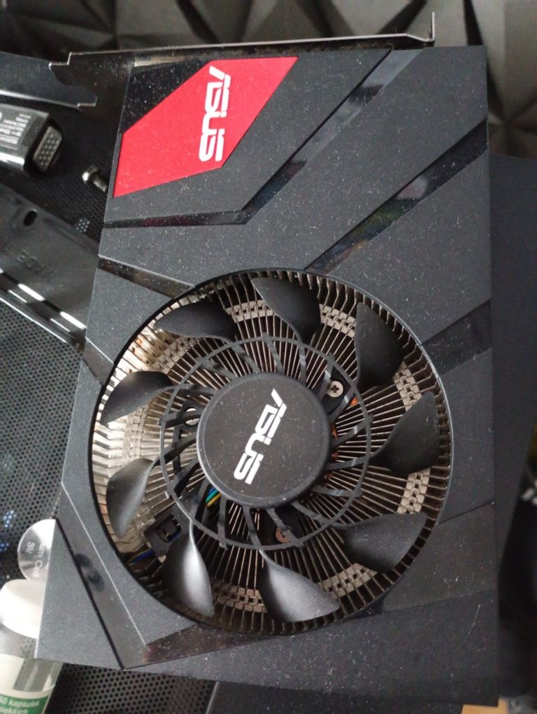 GTX 970 min 4gbi (wymieniłem wentylator ma inną naklejkę)