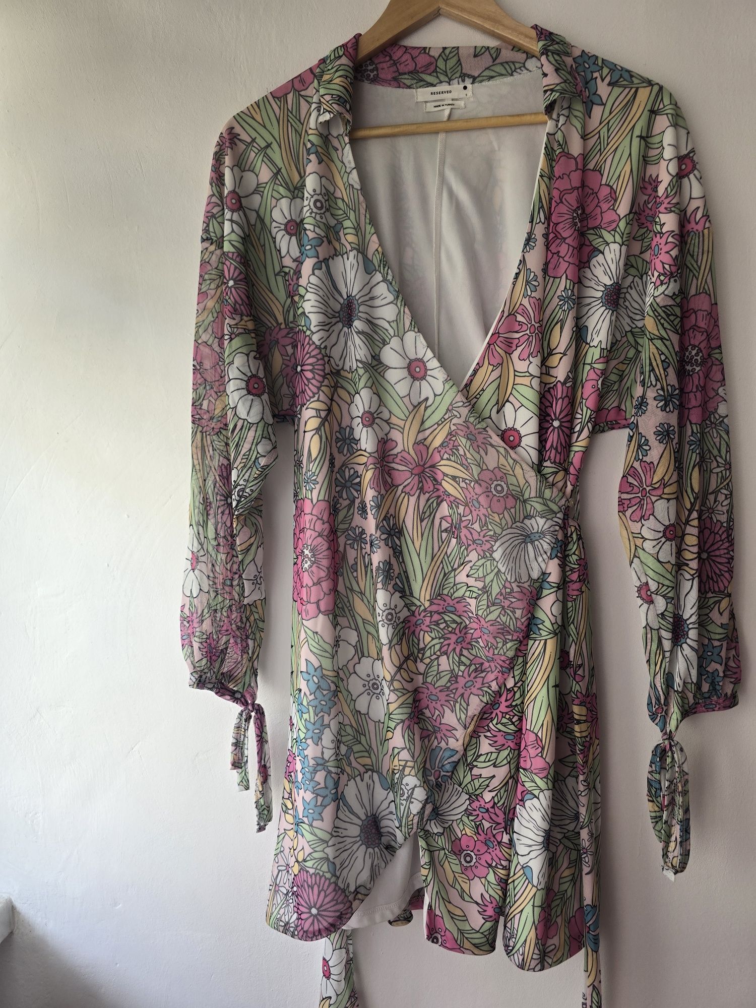 Sukienka ala kimono w kwiaty z długim rękawem Reserved