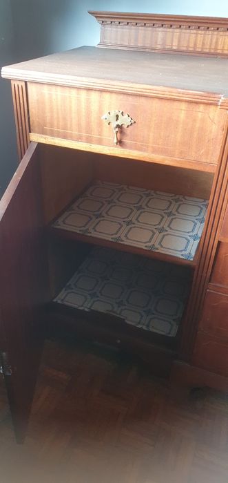 Aparador antigo em madeira maciça: conjunto com cristaleira disponível