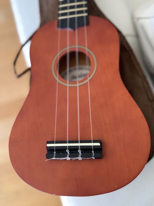 Ukulele novo e em saco