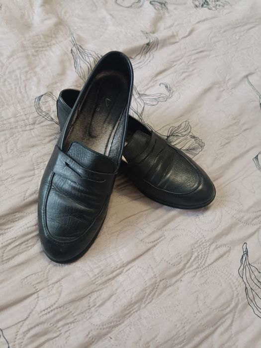 Легкі і зручні шкіряні туфлі ( черевики)