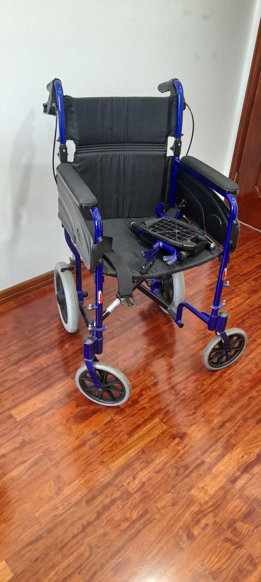 Vende-se cadeira de rodas