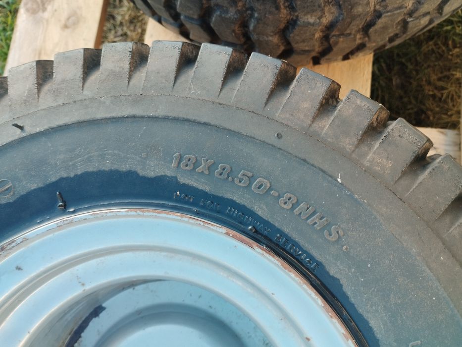 Koła do traktorka kosiarki  18x,,8.50-8cena za dwa tył