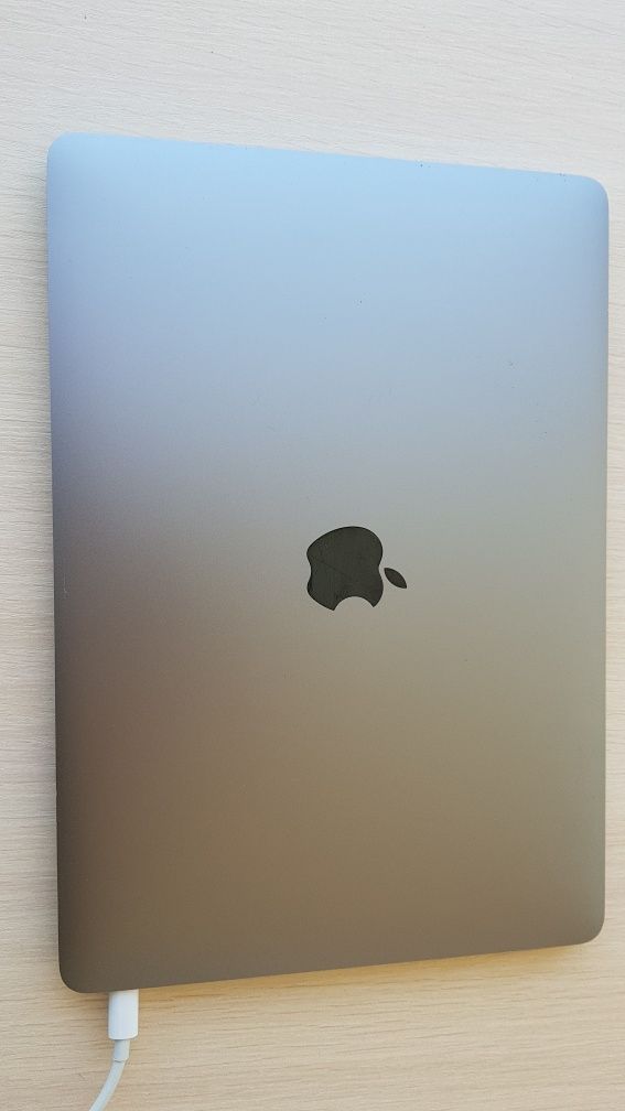 Macbook pro 2017,i5,16,256
