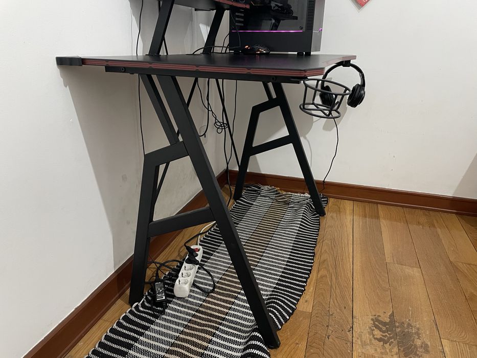 Mesa gaming em bom estado