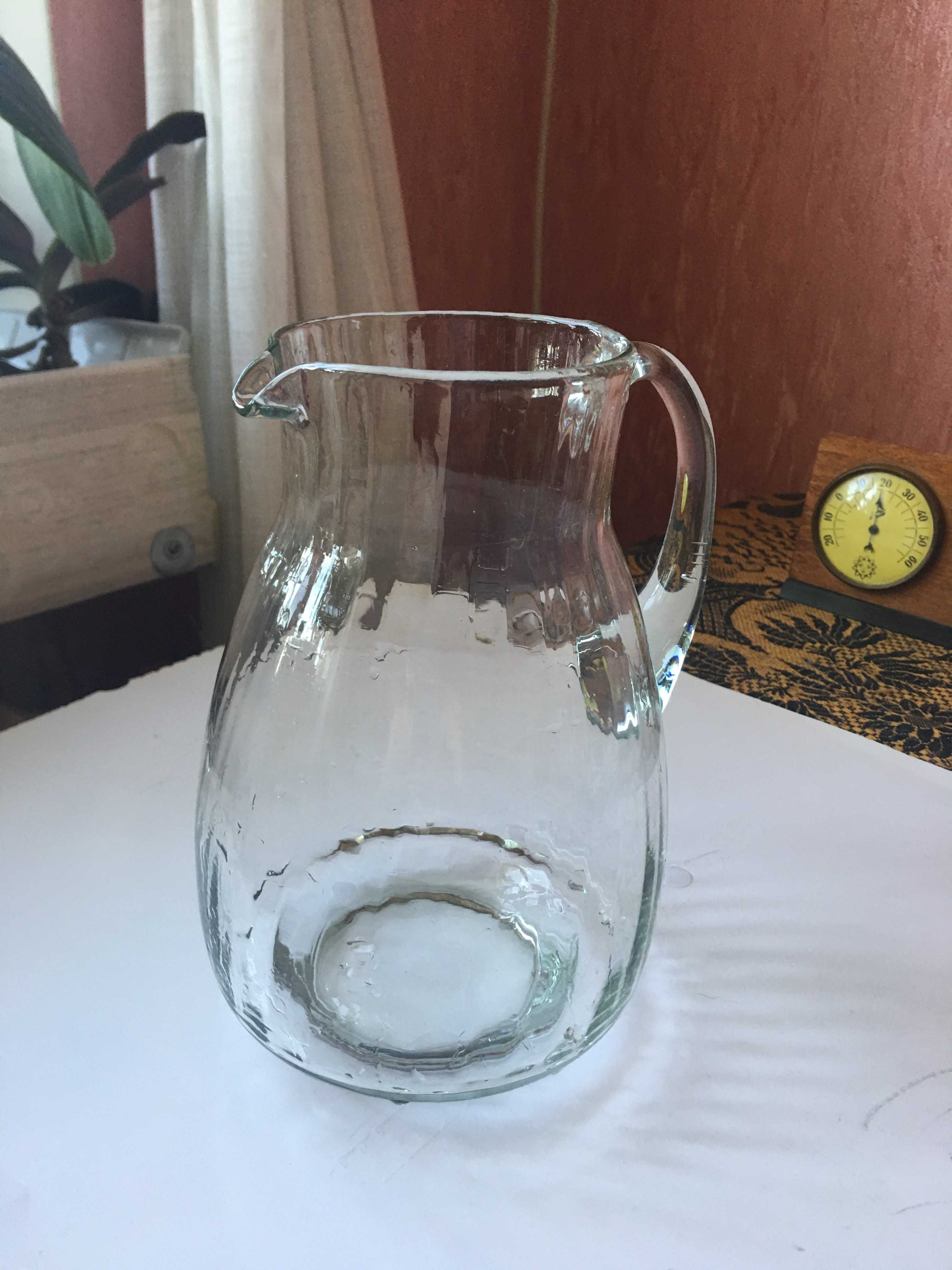 Стеклянные графины.