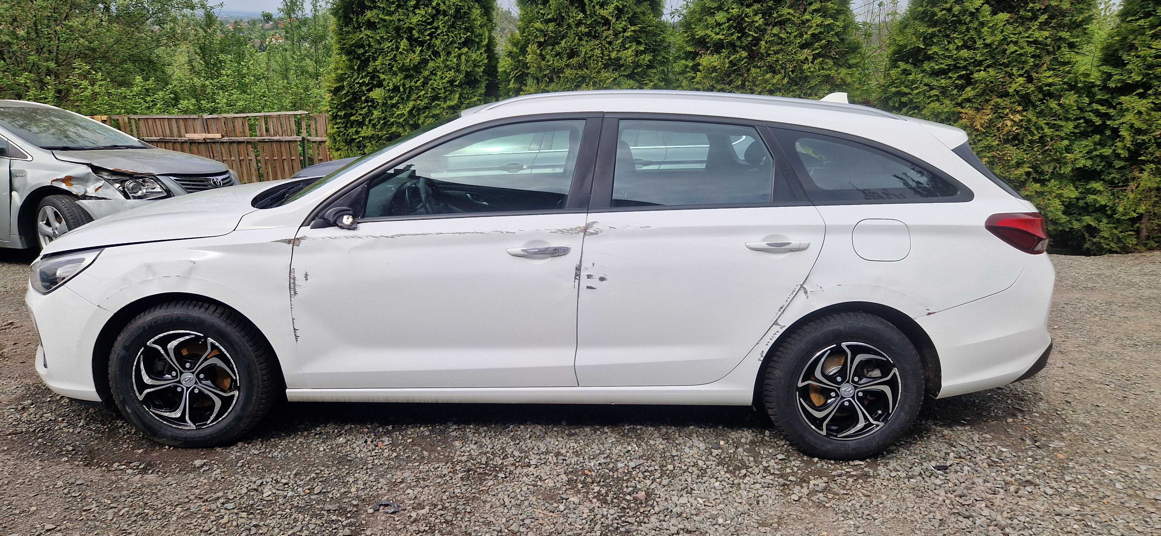 Hyundai I30 1,6 diesel uszkodzony pali jezdzi