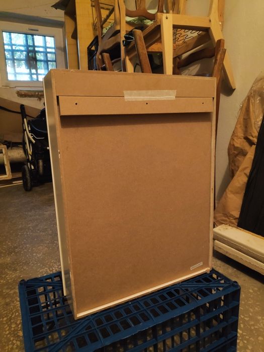 Biala szafka z lustrem