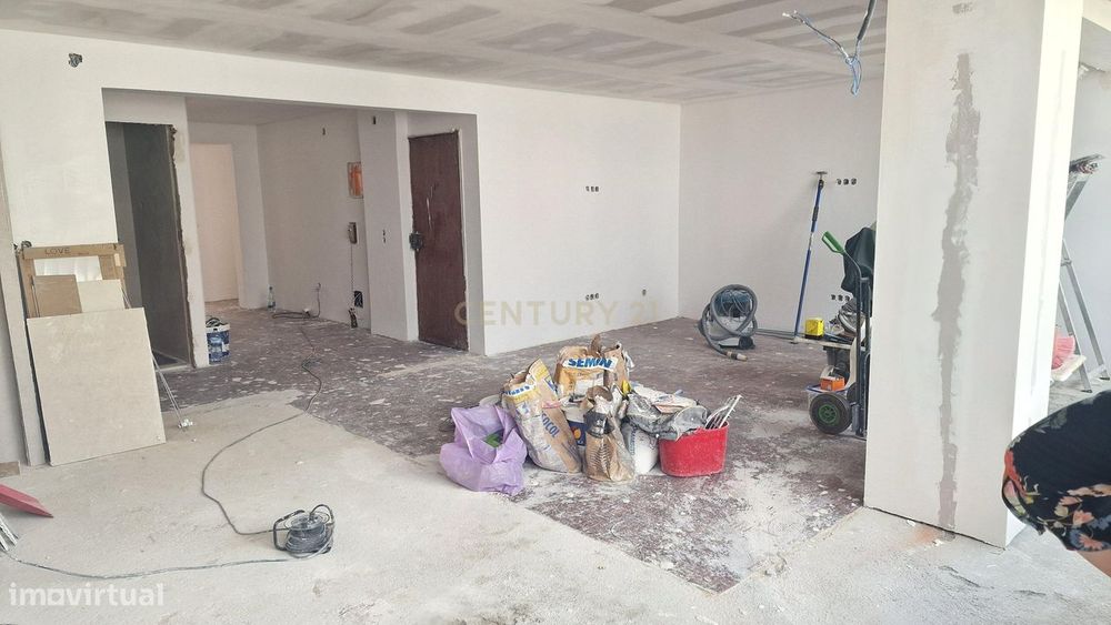 Apartamento T3 com Terraço - 1ºAndar Remodelado no Laranjeiro