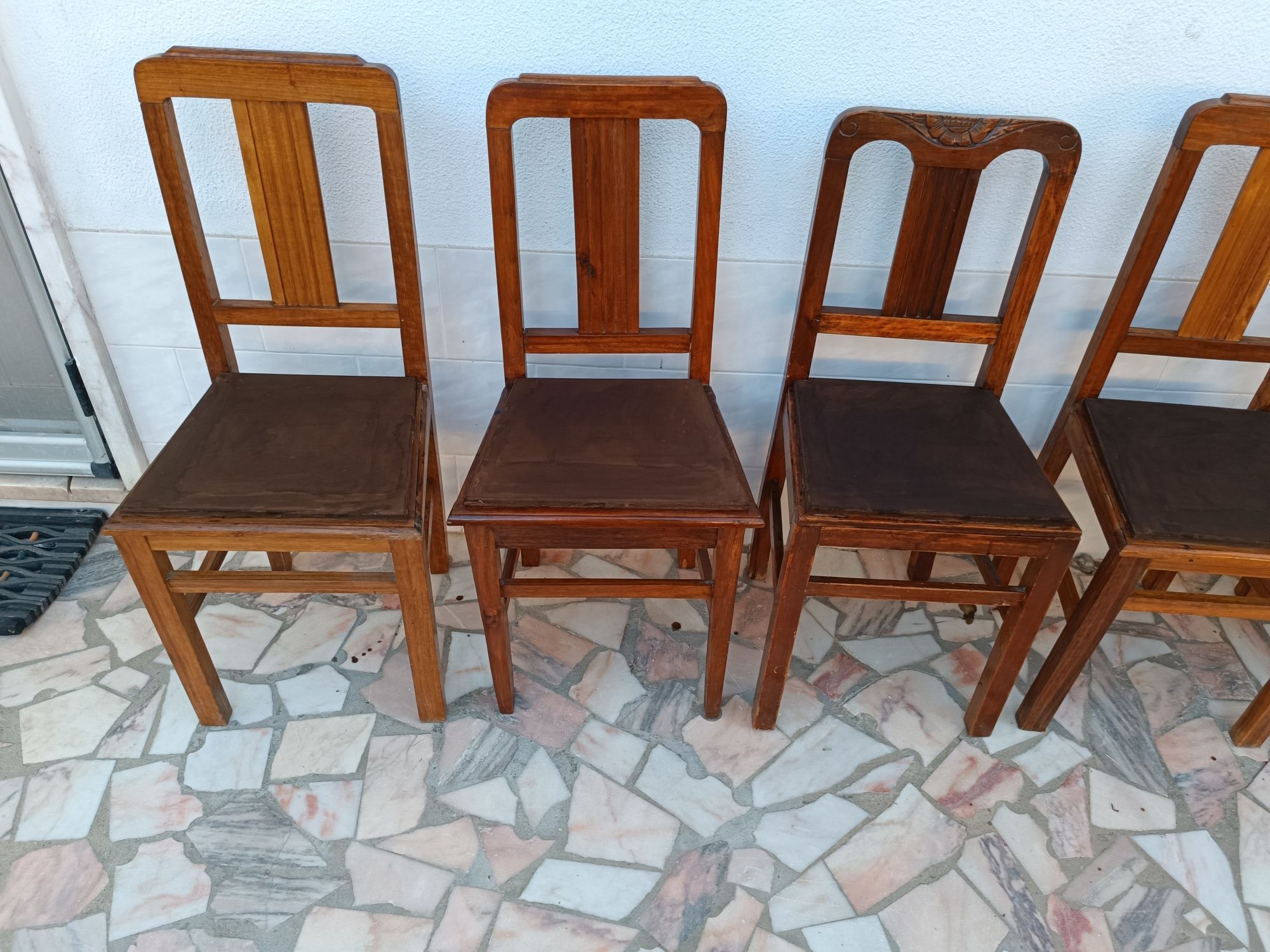 8 cadeiras de madeira maciça 15 € cada uma