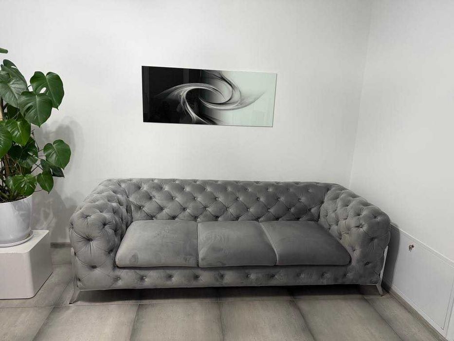 Ekskluzywna sofa Chesterfield 3-osobowa – welur szary, styl glamour