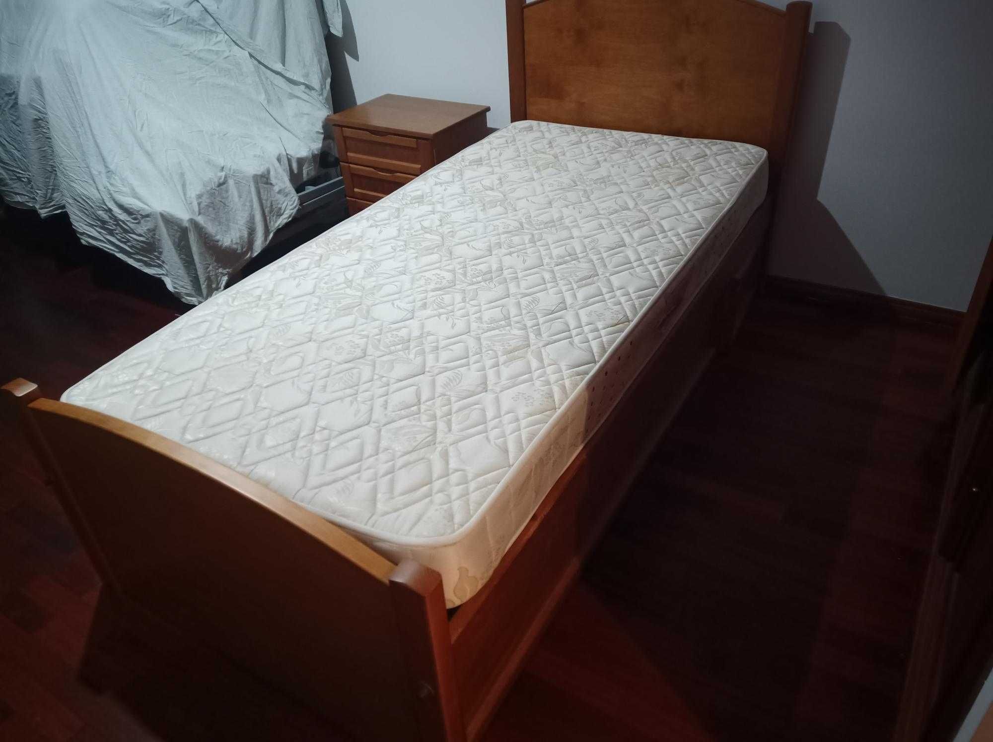 Cama individual com com gaveta; estrado e colchão