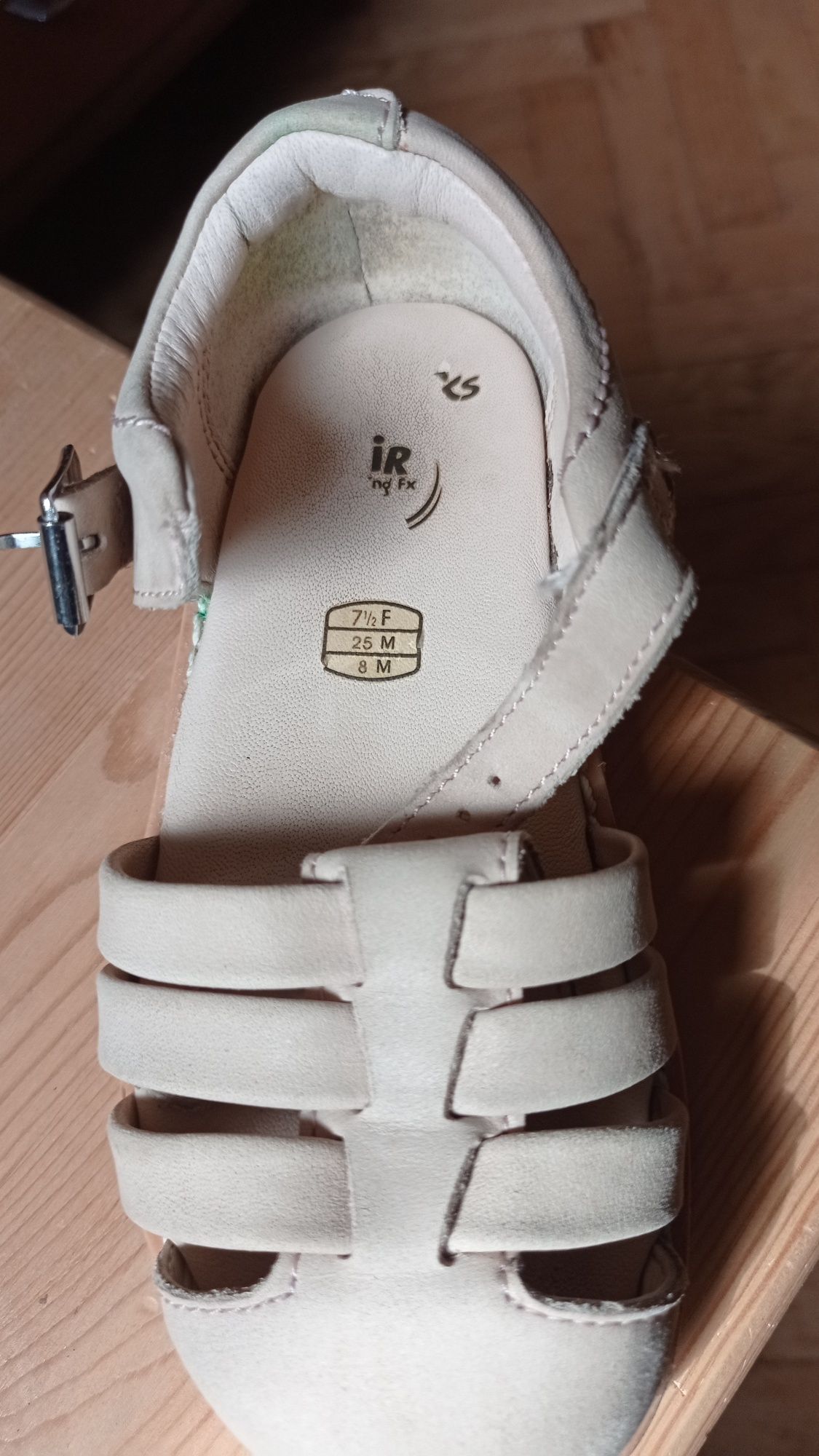 Skórzane sandałki Clarks rozm. 25