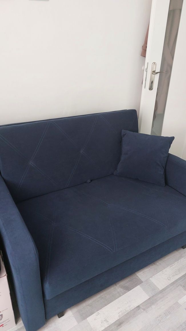 Sofa dwuosobowa z pojemnikiem