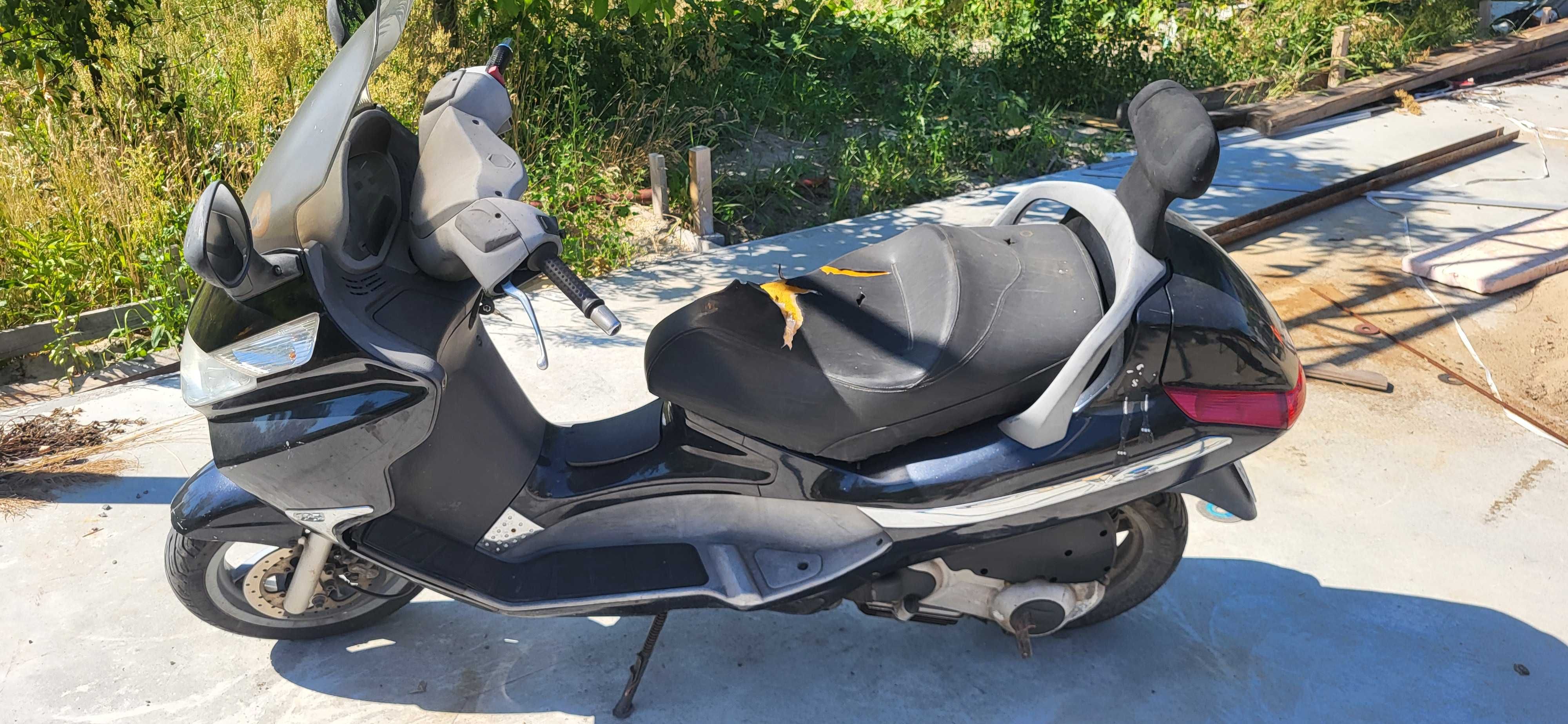 Skuter piaggio x8