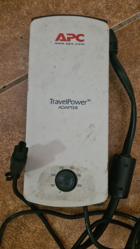 Zasilacz regulowany APC model TPA90DC do laptopa