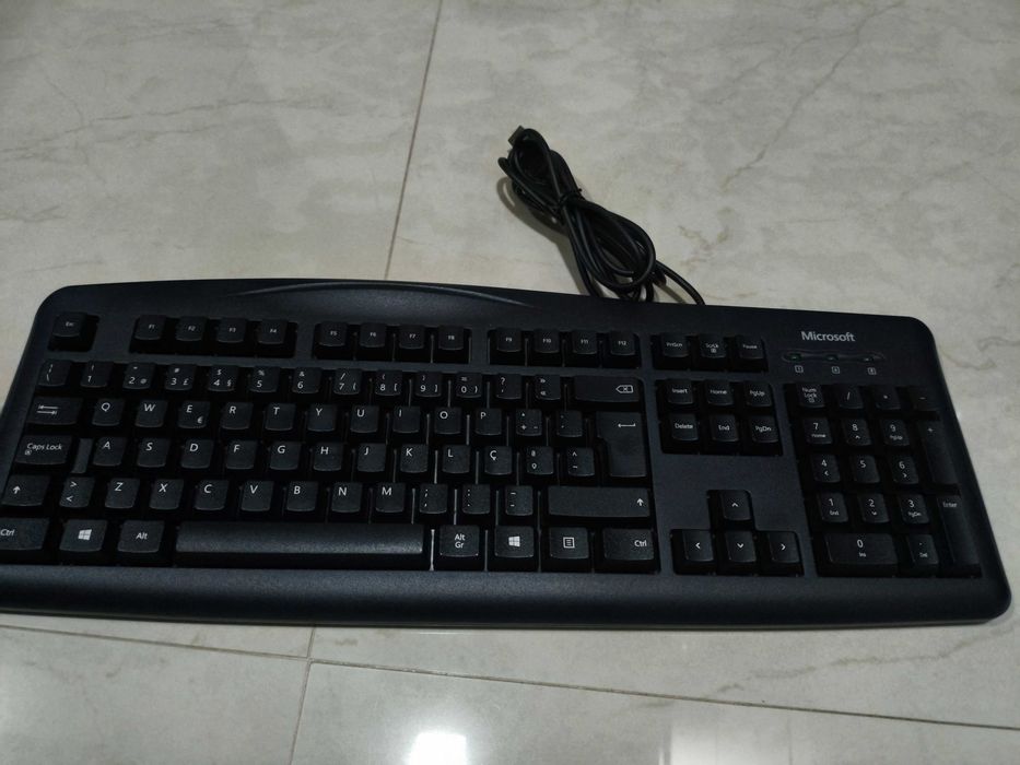 PC Completo Intel i3 + Teclado + Rato + Webcam + Colunas