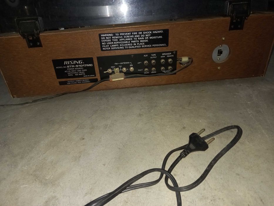 Aparelhagem anos 80 com gira discos marca "RISING"