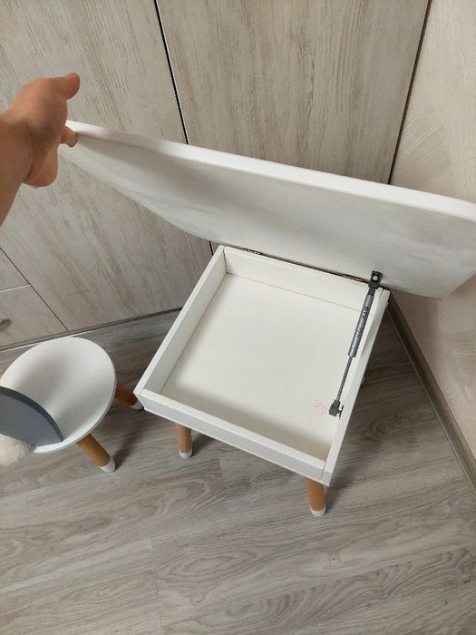 Дитячий стіл і стільчик з вушками зайчика для творчості