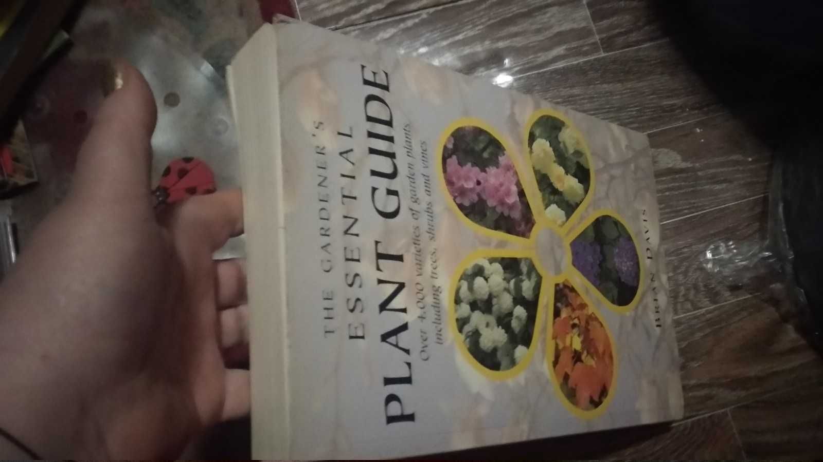 книга растения The Gardener's Essential Plant Guide Brian Davis