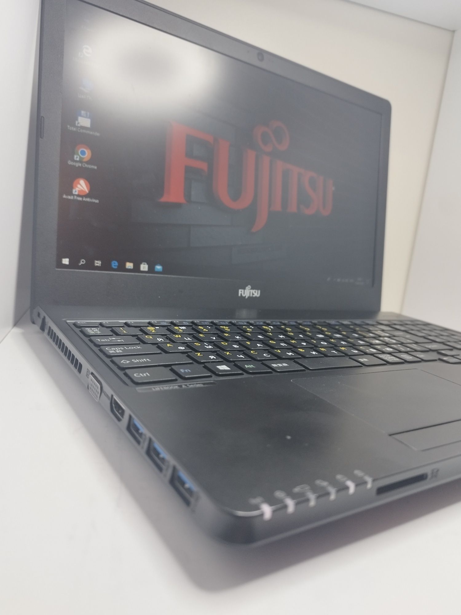 Продам ноутбук Fujitsu A555 intel i3-5gen