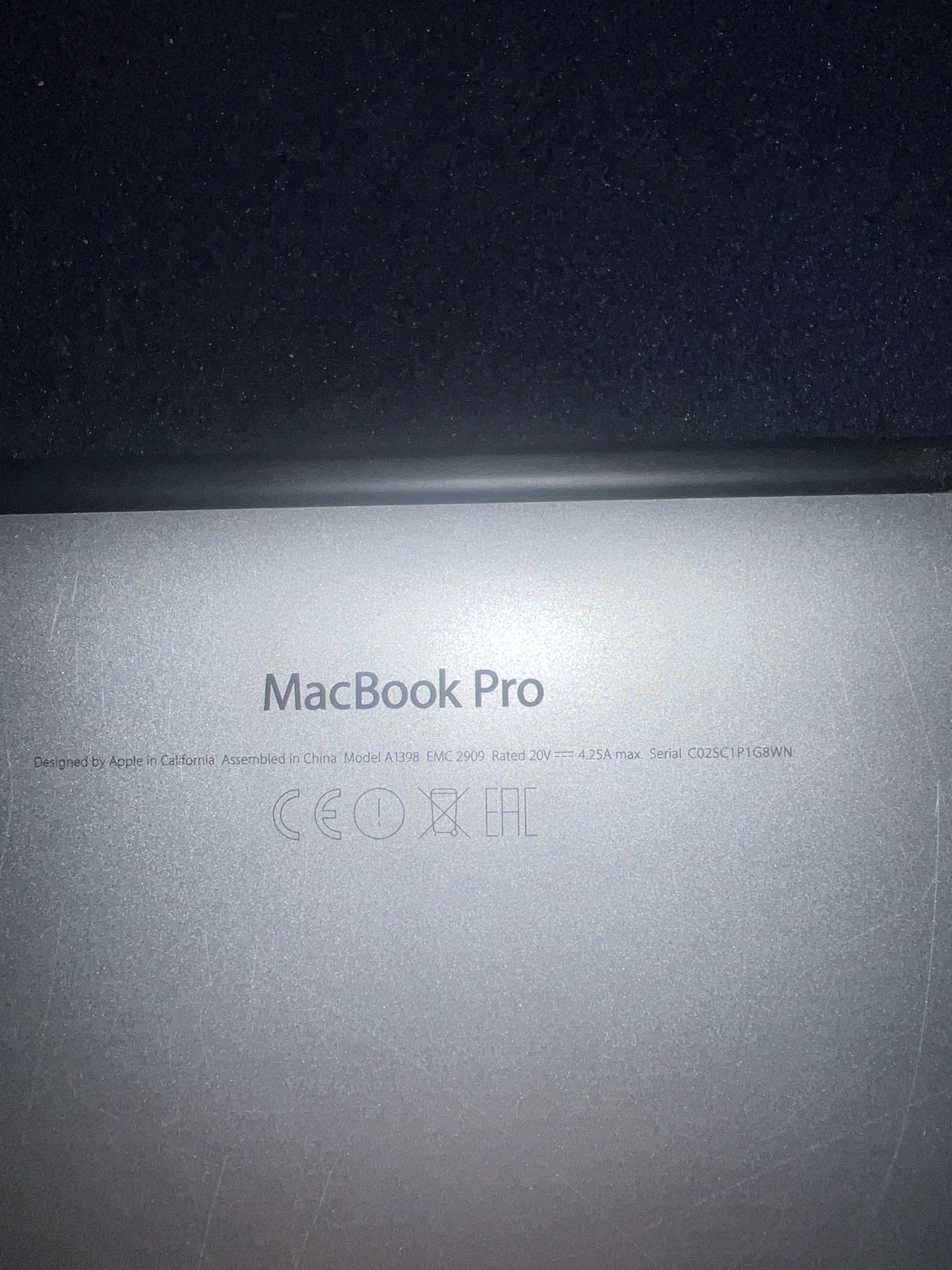 Продаю MacBook 17 Pro, 2015 рік стан як новий (є косметичний дефект