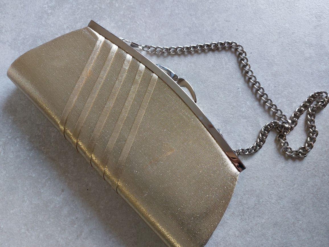 Mała złota torebka kopertowa - kopertówka na łańcuszku

Wymiary ok 25x