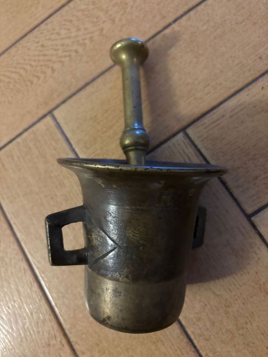 Mosiężny moździerz oraz żelazne żelazko