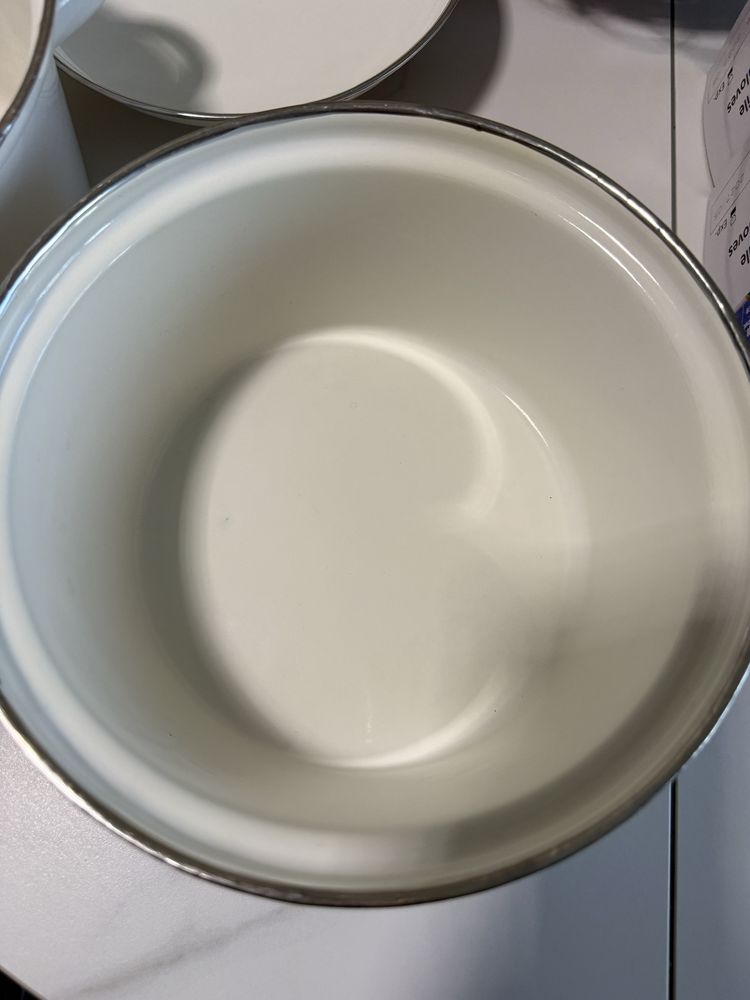 Продам две эмалированные кастрюли