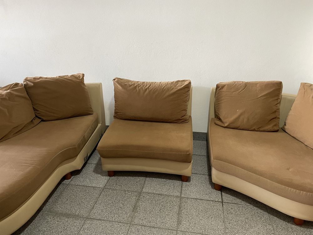 Sofa bastante confortavel com chaise long a direita