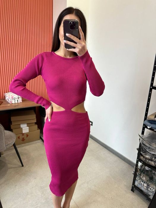 Сукня з акцентними вирізами на талії