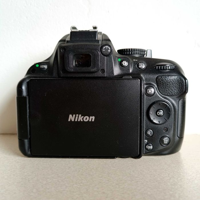 Lustrzanka Nikon d5200, na części z drobnymi usterkami.
