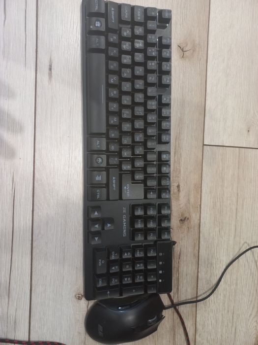 Комп'ютер в гарному стані + веб-камера+блютуз адаптер.