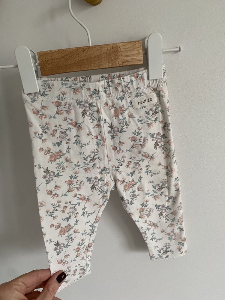Legginsy newbie 56 drobne kwiatki falbanki