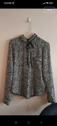 Camisa com padrão florzinha e laço preto