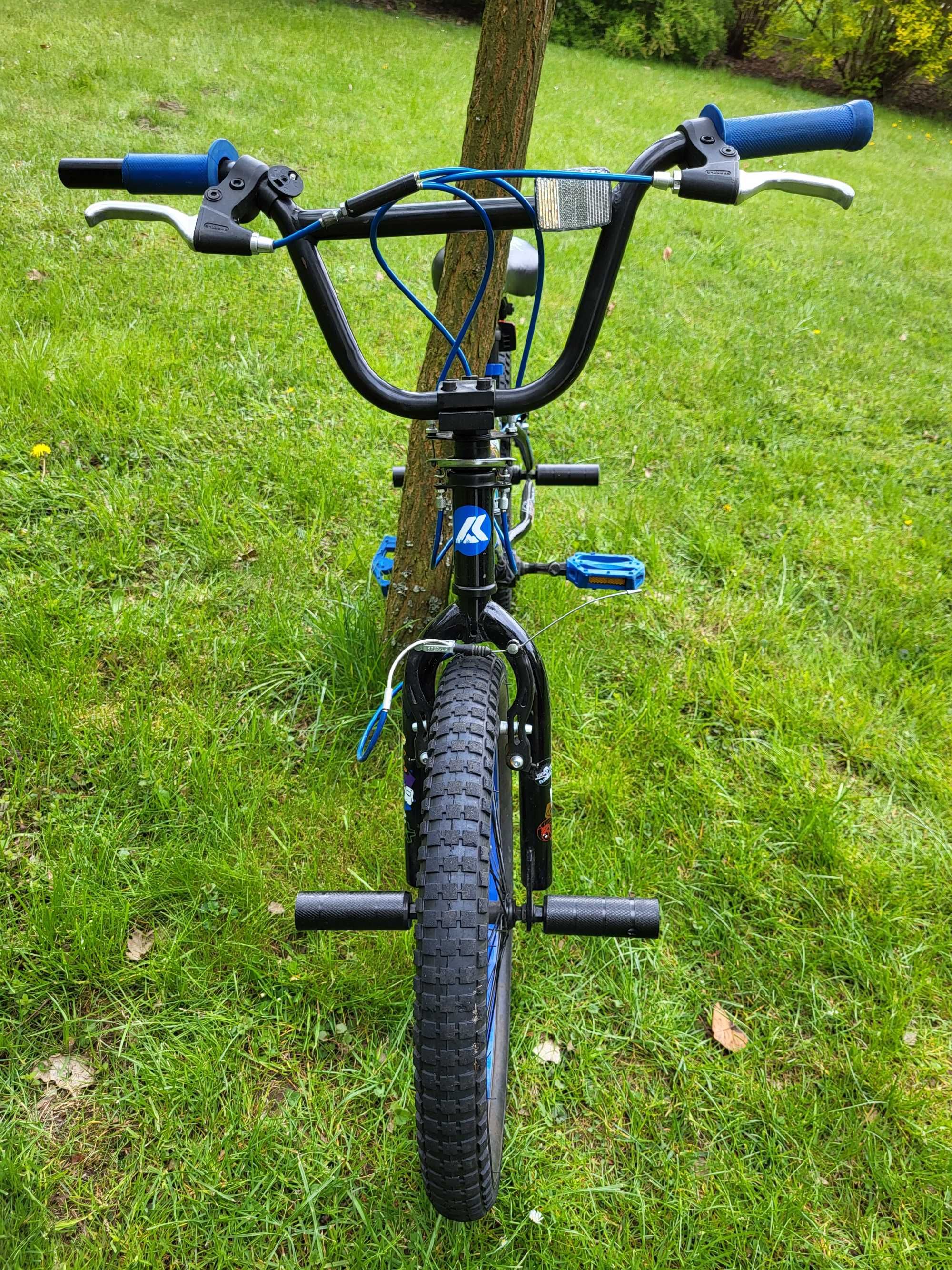 Rower BMX czarny, niebieski koła, kolorowe naklejki