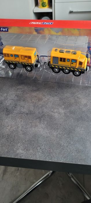 Żółty pociąg z wagonikiem, ala Brio.