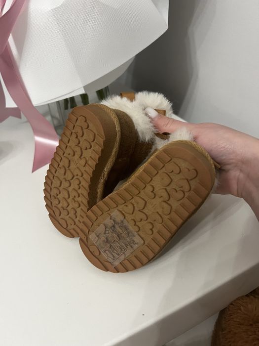 Угги на дівчинку